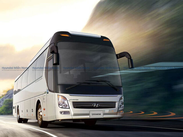 Hình ảnh tổng quan xe khách Hyundai Universe 45 chỗ, minh họa các thông số kỹ thuật xe ô tô Universe 45 về ngoại thất