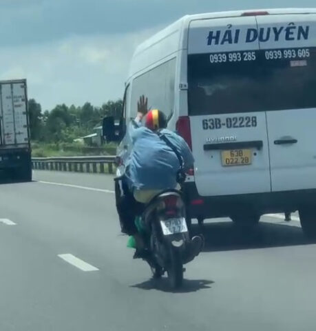 Người điều khiển xe máy lạng lách nguy hiểm trước đầu xe ô tô trên đường cao tốc