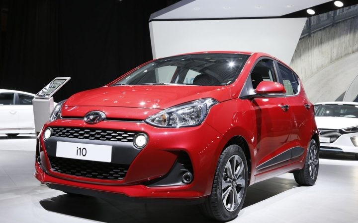 Xe ô tô 4 chỗ chạy dầu hiện đại trên đường phố