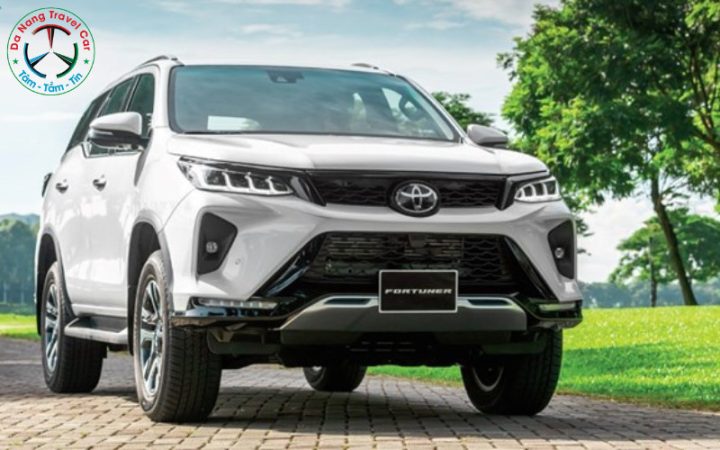 Nội thất rộng rãi của một mẫu xe ô tô 7 chỗ hiện đại