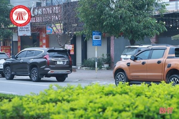 Xe ô tô đỗ trên đường dành riêng cho xe buýt, minh họa lỗi vi phạm giao thông