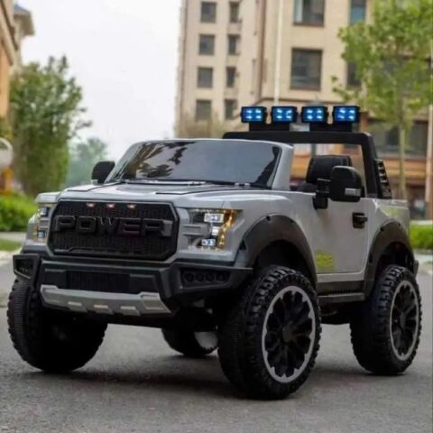 Xe ô tô điện trẻ em Ford XHD-F150 màu vàng với bánh xe ô tô điện địa hình cứng cáp, sẵn sàng cho cuộc phiêu lưu của bé.