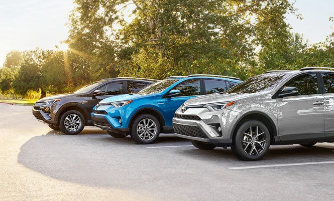 Xe ô tô cắm trại gia đình với lều và ghế thư giãn bên hồ