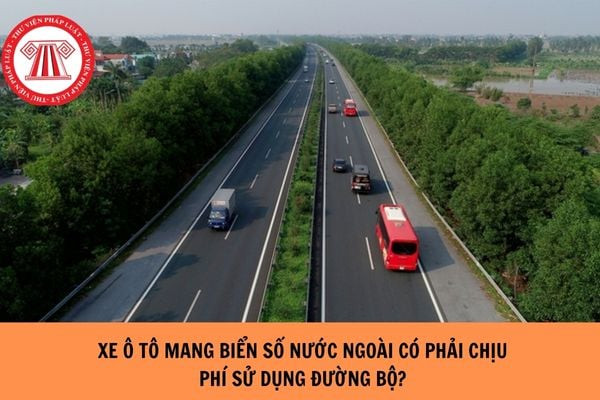 Hai chiếc xe ô tô mang biển số nước ngoài di chuyển trên đường cao tốc, minh họa quy định về phí sử dụng đường bộ cho phương tiện có biển số xe ô tô nước ngoài tại Việt Nam