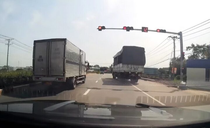 Hình ảnh minh họa đèn xe ô tô tải vượt tín hiệu đỏ gây nguy hiểm giao thông