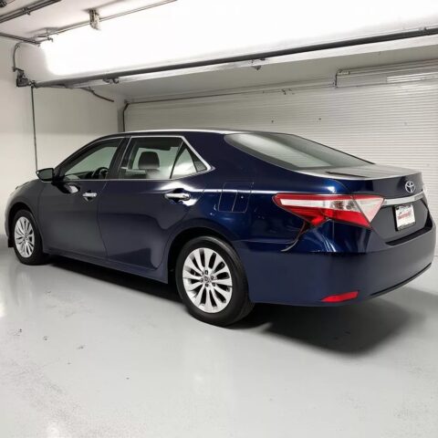 Toyota Camry 2.4 màu đen đỗ gọn gàng, minh họa kích thước xe ô tô camry 2.4 thực tế