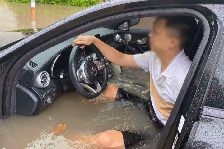 Nội thất xe ô tô Mercedes-Benz bị ngập nước gây hỏng hóc và mùi khó chịu, dù xe ngập nước vẫn chạy được ban đầu.