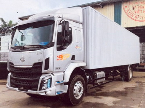 Xe ô tô tải thùng Chenglong 8 tấn màu bạc, góc nhìn tổng thể, minh họa cho giá xe ô tô tải thùng.