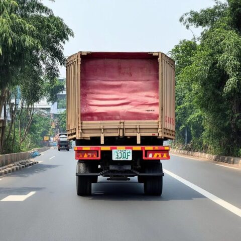 Xe tải màu xanh đậu ven đường với biển số xe ô tô Hà Nội 30F rõ nét