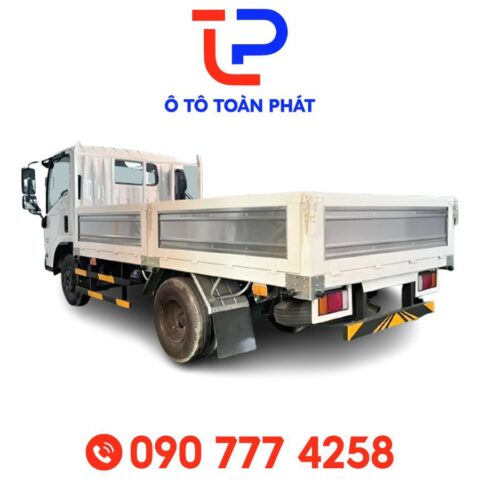 Mẫu **xe ô tô tải Isuzu 2 tấn** QKR 210 thùng lửng với bửng sắt chắc chắn.
