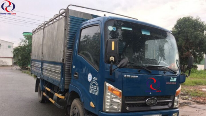 Xe ô tô tải Veam màu xanh lá cây đang vận hành trên đường, biểu tượng cho sự bền bỉ và hiệu quả trong vận chuyển hàng hóa