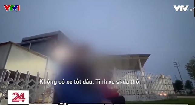 Công nhân trên chiếc xe ô tô cũ nát đang đỗ tại khu công nghiệp