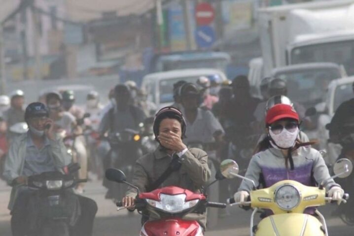 Phương tiện giao thông đông đúc gây không khí ô nhiễm xe ô tô tại các thành phố lớn
