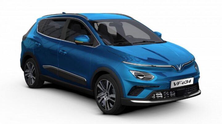Xe điện di chuyển trên đường cao tốc, thể hiện sự tối ưu hóa năng lượng khi lưu ý khi đi xe ô tô đường dài