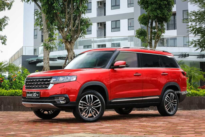 Nội thất xe ô tô BAIC Q7 sang trọng với màn hình cảm ứng trung tâm 12 inch dạng dọc