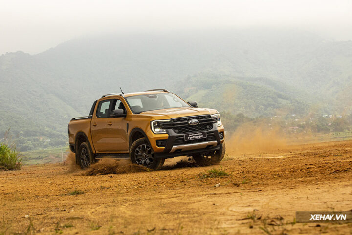 Tổng quan Ford Ranger màu trắng, biểu tượng của sự mạnh mẽ và đa dụng trong bài đánh giá xe ô tô Ford Ranger