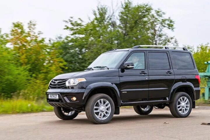 Mẫu xe địa hình UAZ Patriot màu trắng, biểu tượng cho xe ô tô Nga vào Việt Nam