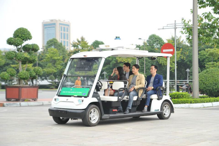 Chiếc xe ô tô tự lái công nghệ cao di chuyển trên đường phố hiện đại, thể hiện tiềm năng phát triển của xe tự lái tại Việt Nam.