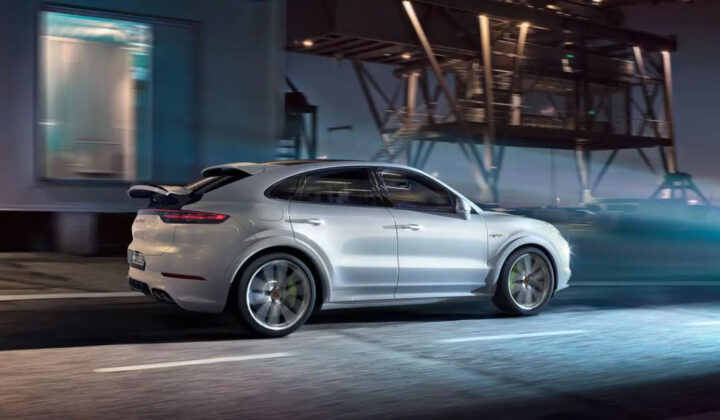 Porsche Cayenne E-Hybrid 2021 màu trắng, một ví dụ xe sang được nâng công suất để tối ưu hiệu năng vận hành.