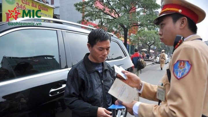 Hình ảnh minh họa cảnh sát giao thông kiểm tra giấy tờ bảo hiểm, nhấn mạnh quy định về bảo hiểm xe ô tô bắt buộc và mức xử phạt.
