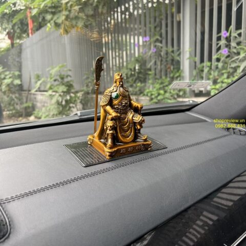 Tượng Quan Công ngồi trên ghế rồng oai nghiêm đặt trên taplo ô tô
