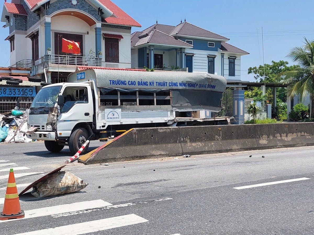 Tai nạn xe tập lái xe ô tô tải bị hư hỏng nặng
