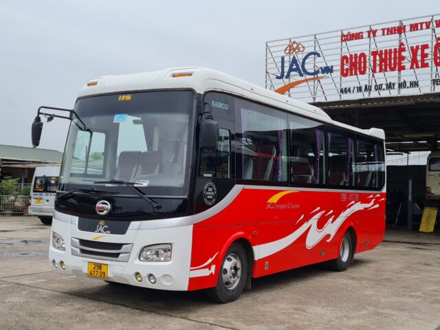 Hình ảnh xe ô tô Samco 35 chỗ màu trắng nhìn từ góc trước bên hông, nổi bật với thiết kế ngoại thất hiện đại và kiểu dáng Nhật Bản