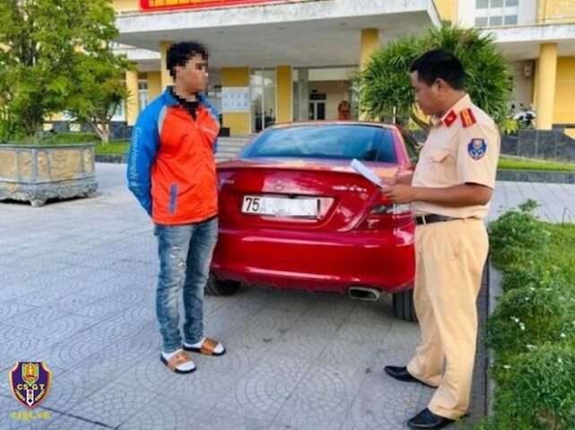 Tự chế xe ô tô: Thanh niên kéo xe tự chế chở xe máy điện trên đường