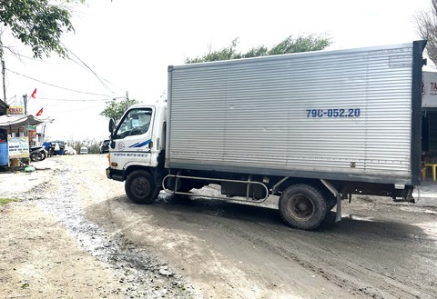 Cảng biển sôi động với xe container và tàu hàng, minh họa mức thu phí xe ô tô ra vào cảng