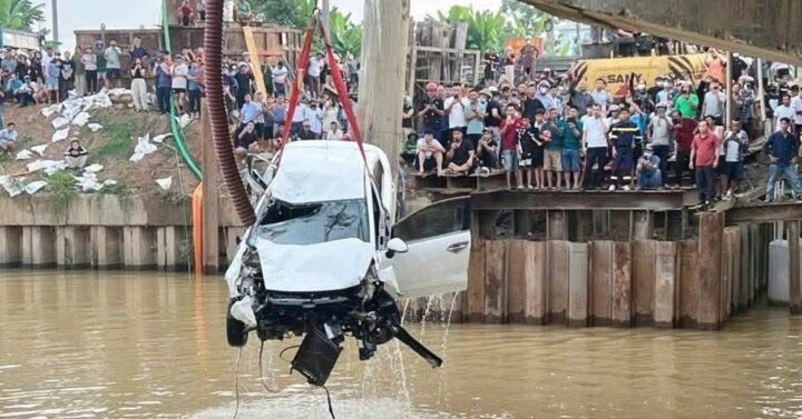 Ô tô được trục vớt từ sông sau vụ tai nạn thảm khốc