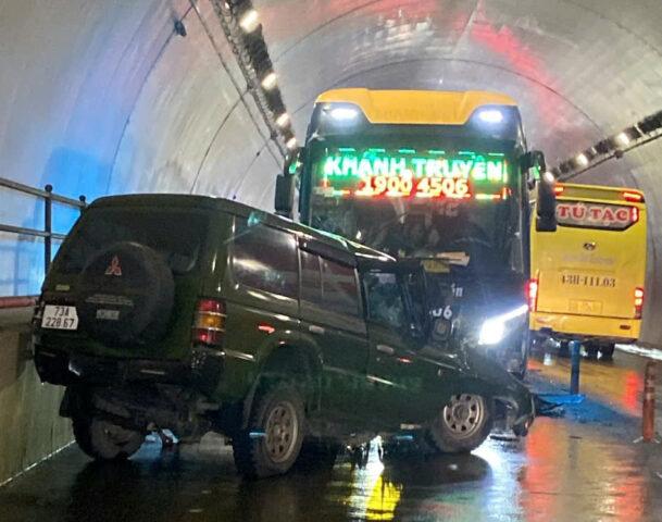 Cảnh sát giao thông và xe cứu hộ tại hiện trường vụ tai nạn nghiêm trọng trong hầm Đèo Ngang, nhấn mạnh tầm quan trọng của việc tuân thủ luật an toàn khi điều khiển các loại xe ô tô, bao gồm cả **xe ô tô 2 người**.