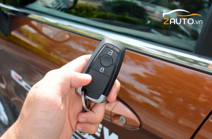 Hình ảnh hệ thống xe ô tô tự khóa cửa hoạt động