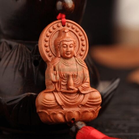 Tượng Phật Quan Âm bằng gỗ treo xe ô tô với dây tua rua