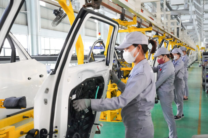 2 cac nu cong nhan dang lam viec tai xuong lap rap cong ty thaco mazda 1
