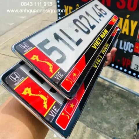 Khung biển số xe ô tô châu âu với logo xe được ép dài, thể hiện phong cách độc đáo và bảo vệ biển số.