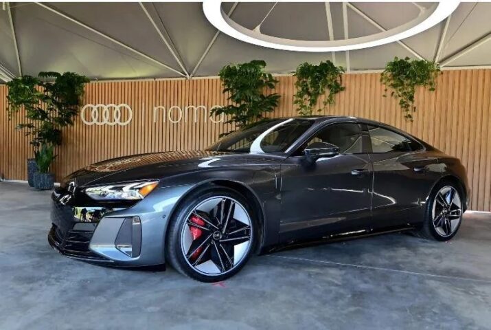 Porsche Taycan màu bạc đang di chuyển trên đường cao tốc với tốc độ cao, thể hiện sự mạnh mẽ của xe ô tô thể thao điện