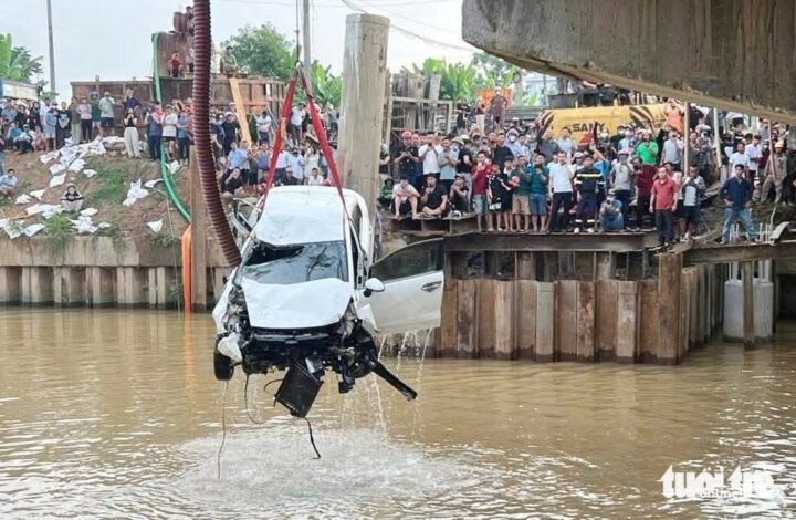 Hiện trường trục vớt xe ô tô rơi xuống sông tại cầu Sông Cụt