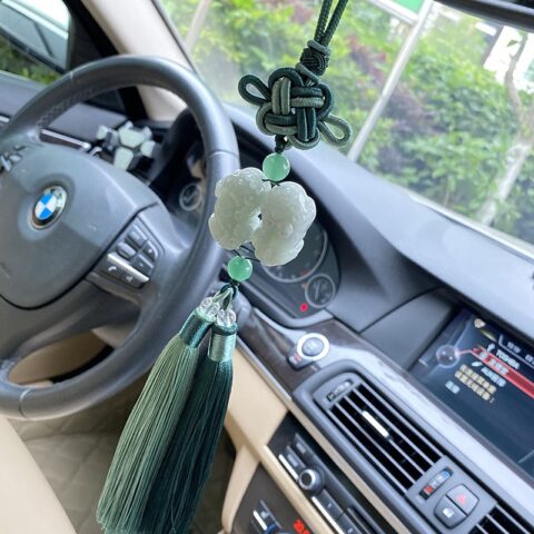 day treo xe o to phong thuy mat ty huu 1