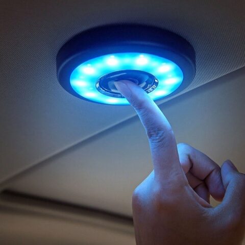 Trần xe ô tô được chiếu sáng bởi đèn LED đa màu sắc, tạo không gian sang trọng và hiện đại
