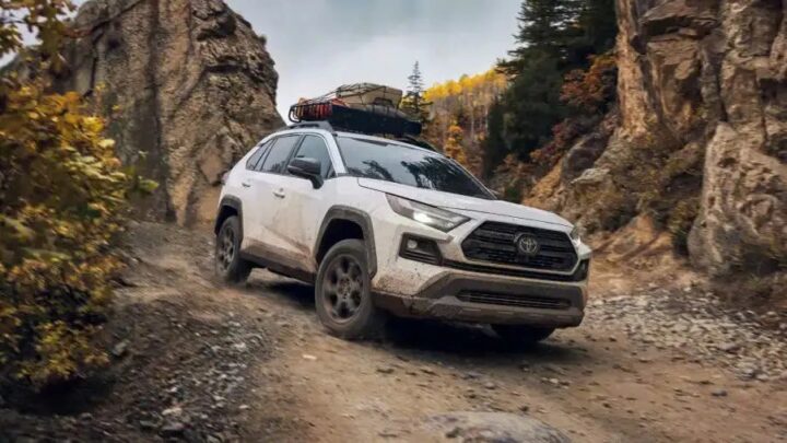 Xe ô tô nồi đồng cối đá Toyota vững vàng trên đường