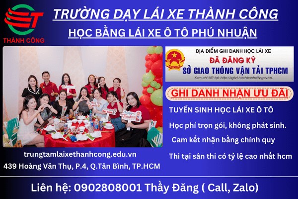 Học viên thực hành lái xe ô tô Phú Nhuận trên sân tập với giáo viên hướng dẫn