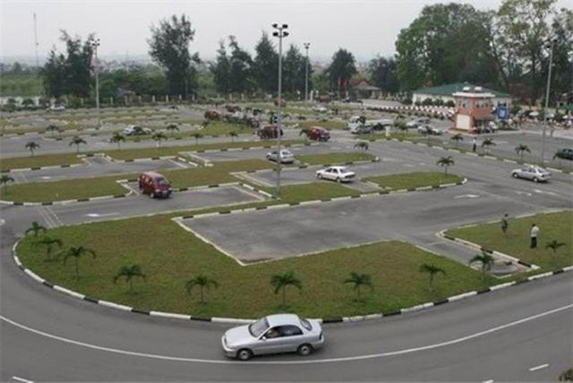 Học viên ôn luyện thi lý thuyết lái xe ô tô B2 với 600 câu hỏi mới