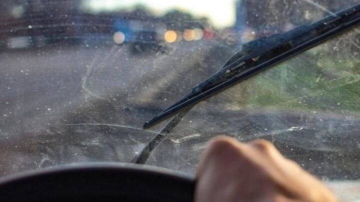 Kính xe ô tô bị mờ ố, cần được làm sạch chuyên nghiệp