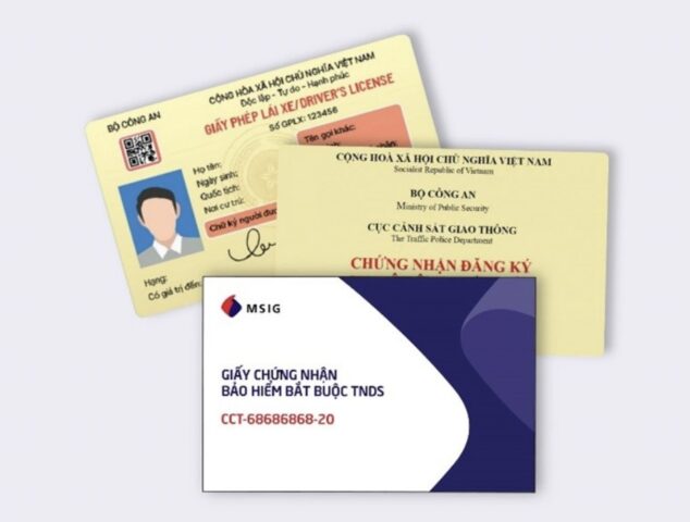 Người lái xe ô tô kiểm tra các giấy tờ cần thiết trước khi tham gia giao thông, đảm bảo xe ô tô không giấy tờ.