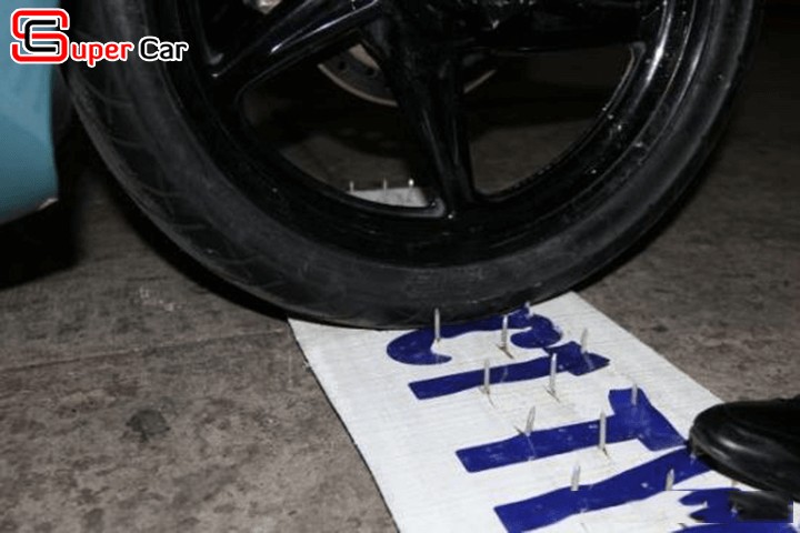 Kỹ thuật tráng lốp chống đinh cho xe ô tô bảo vệ khỏi vật sắc nhọn