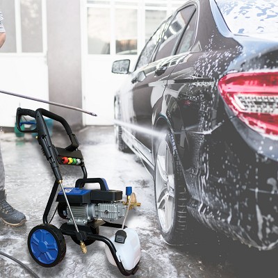 Hình ảnh một chiếc máy xịt rửa xe chuyên nghiệp với thiết kế lớn, công suất mạnh mẽ đang hoạt động.