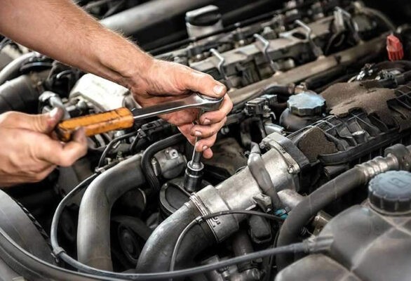 Hình ảnh động cơ ô tô đang hoạt động phát ra tiếng kêu cạch cạch