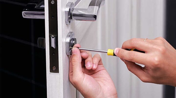 Một ổ khóa cửa thông thường, tượng trưng cho những hệ thống cơ khí phức tạp cần được bảo dưỡng định kỳ, tương tự như các bộ phận của xe ô tô tại Đà Nẵng.