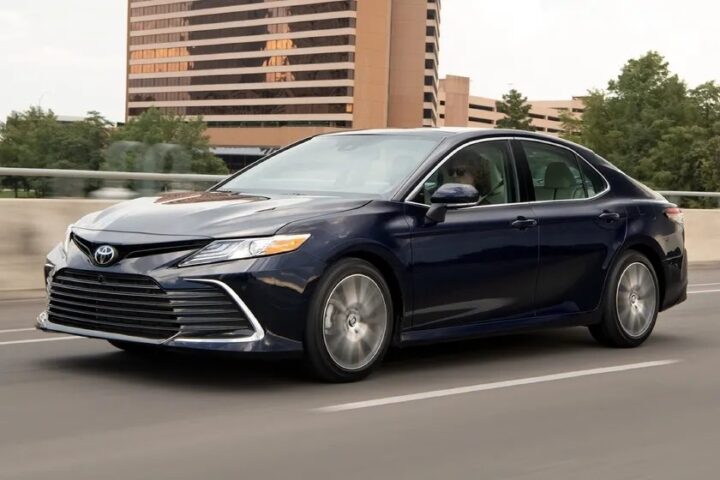 Toyota Camry 2023 màu trắng, mẫu xe ô tô sedan lý tưởng cho trung niên với thiết kế thanh lịch và an toàn.