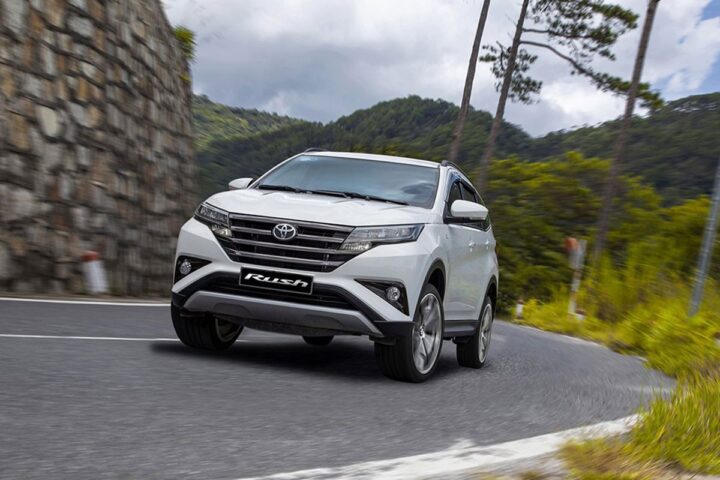 Tổng thể ngoại thất Toyota Rush 2021 màu trắng bạc